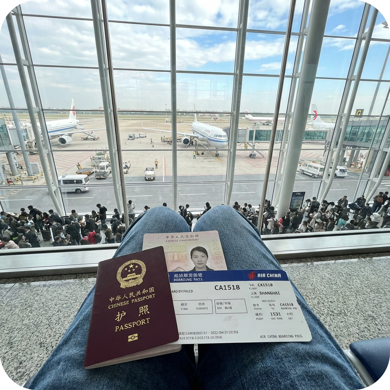 Viajero esperando en la puerta del aeropuerto sosteniendo un pasaporte chino y una tarjeta de embarque.